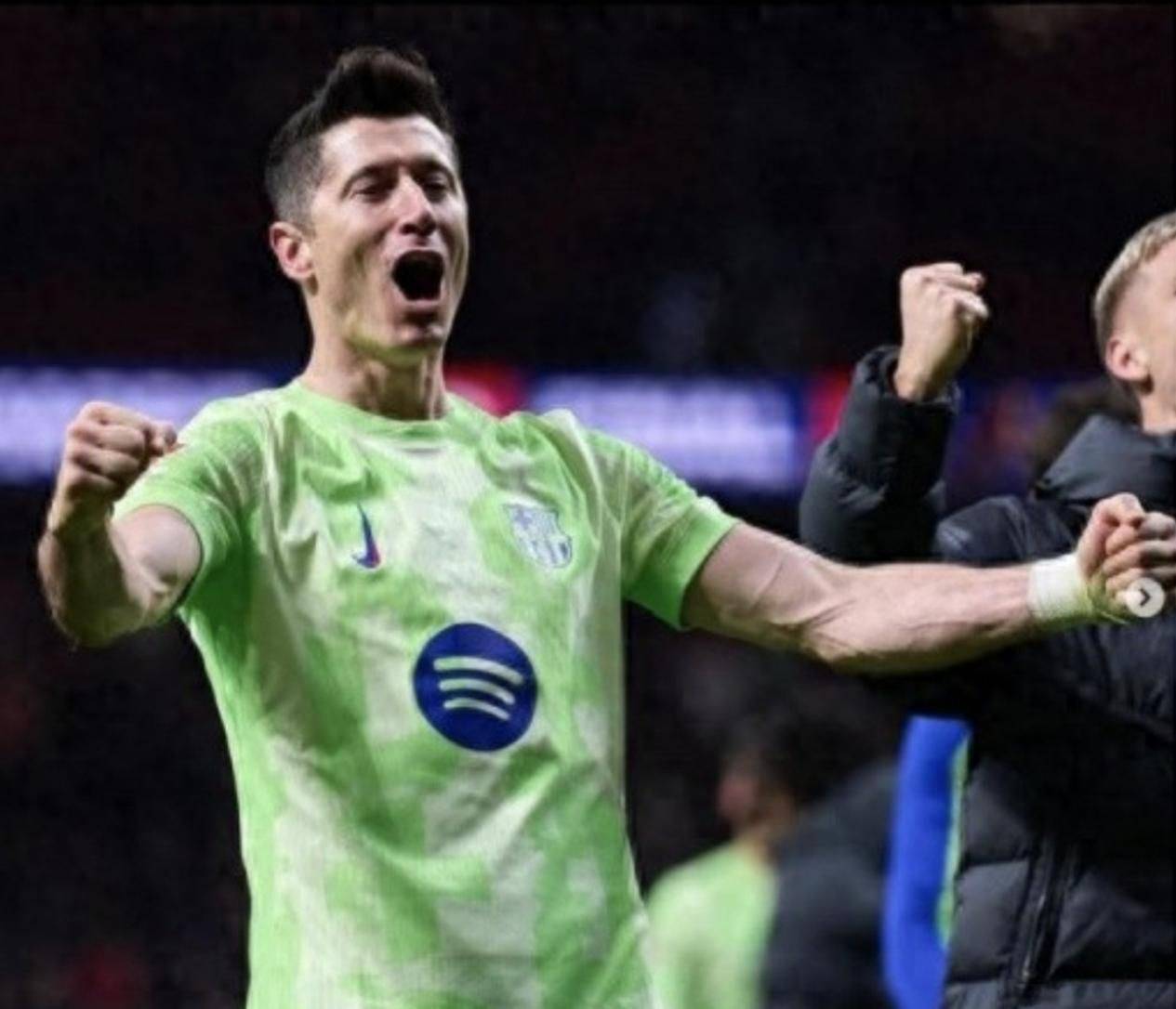 好博体育-一场4-0令8万球迷嗨翻了天！韩国球星进球，阿根廷铁帅跪地抱头(阿根廷70万球迷要求法国停止哭泣)